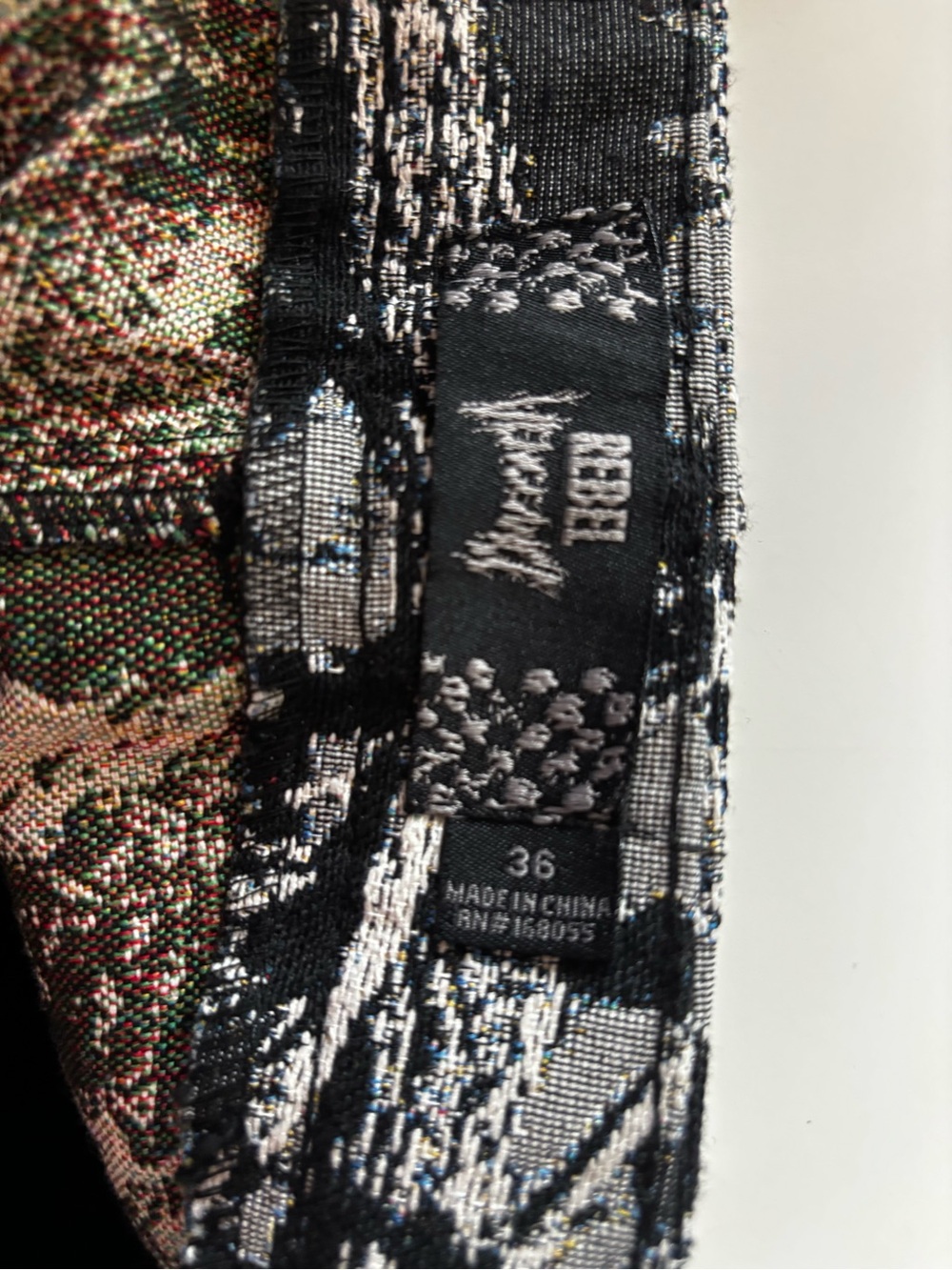 Rebel Vengeance Black & White Abstract Print Cargo Pants size 36 nwt - Picture 4 of 6